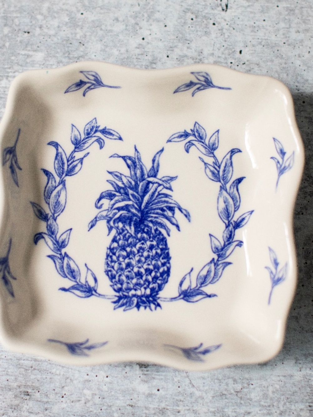 2012 WILLIAMSBURG ANDREA BY SADEK BLUE PINEAPPLE CERAMIC TRINKET DISH 4.5"